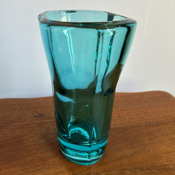 Heavy handblown MCM glass vase. Blue/teal color. - Picture 3 of 7